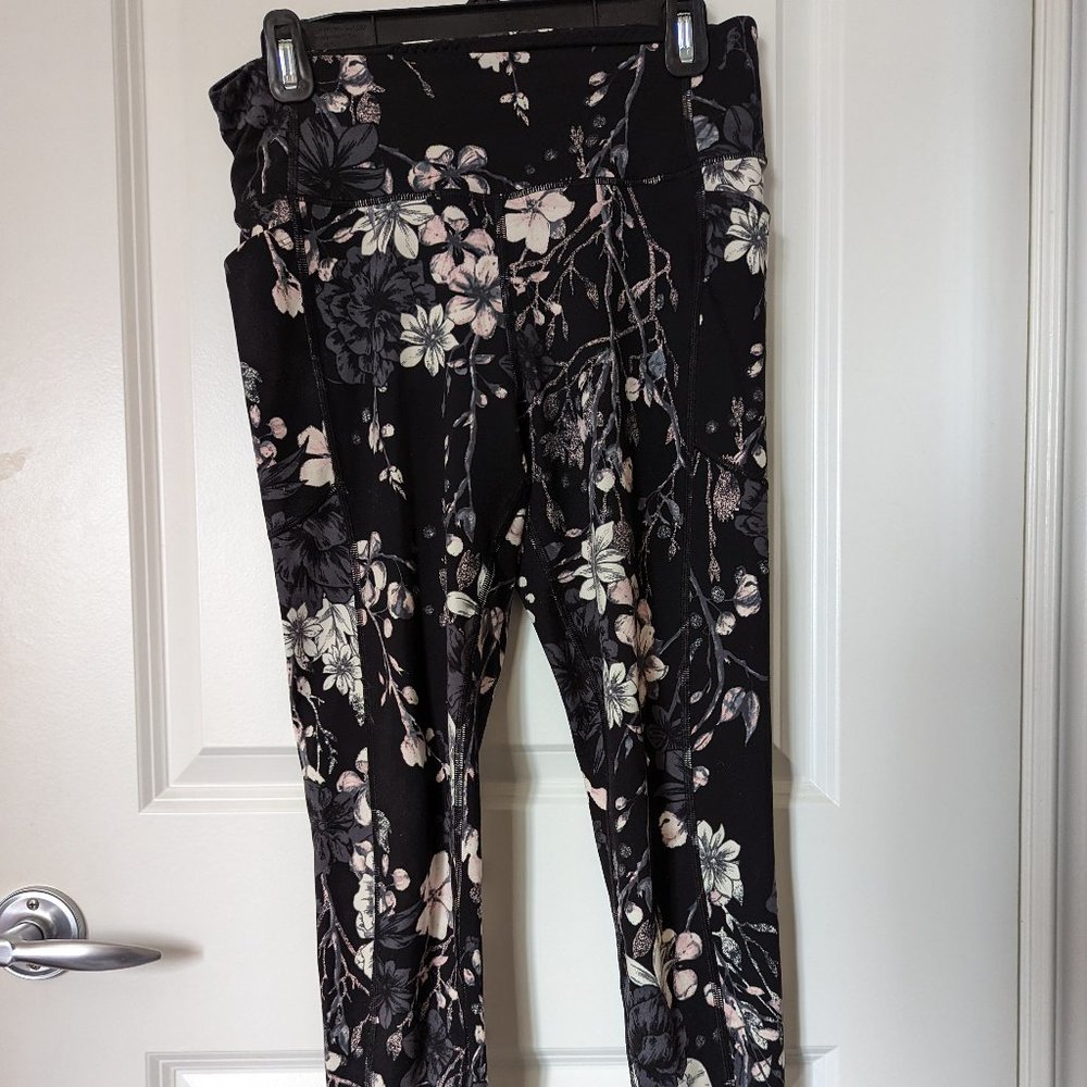 Victoria Secret high-wasted floral tights- Medium WITH POCKETS - Picture 2 of 4